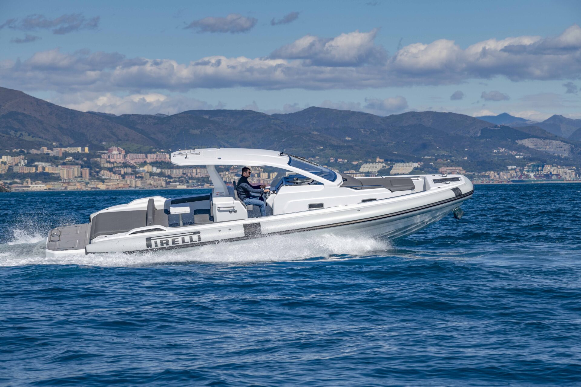 noleggio gommone luxury lungo la costa di Catania
